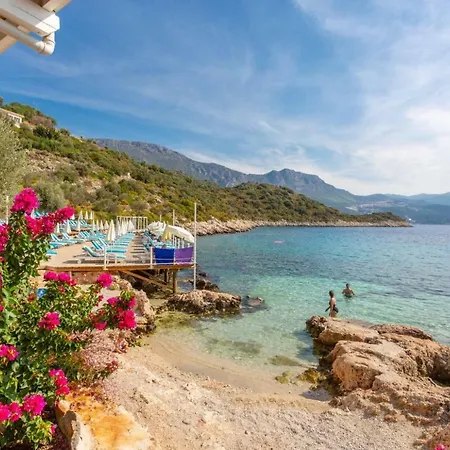Margarita Villa *